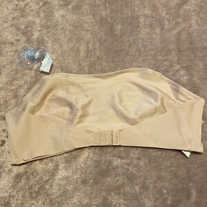 Strapless bra with front closure
